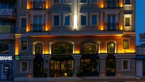 Un hotel de varios pisos con un llamativo letrero que dice "CENTRA HOTEL".