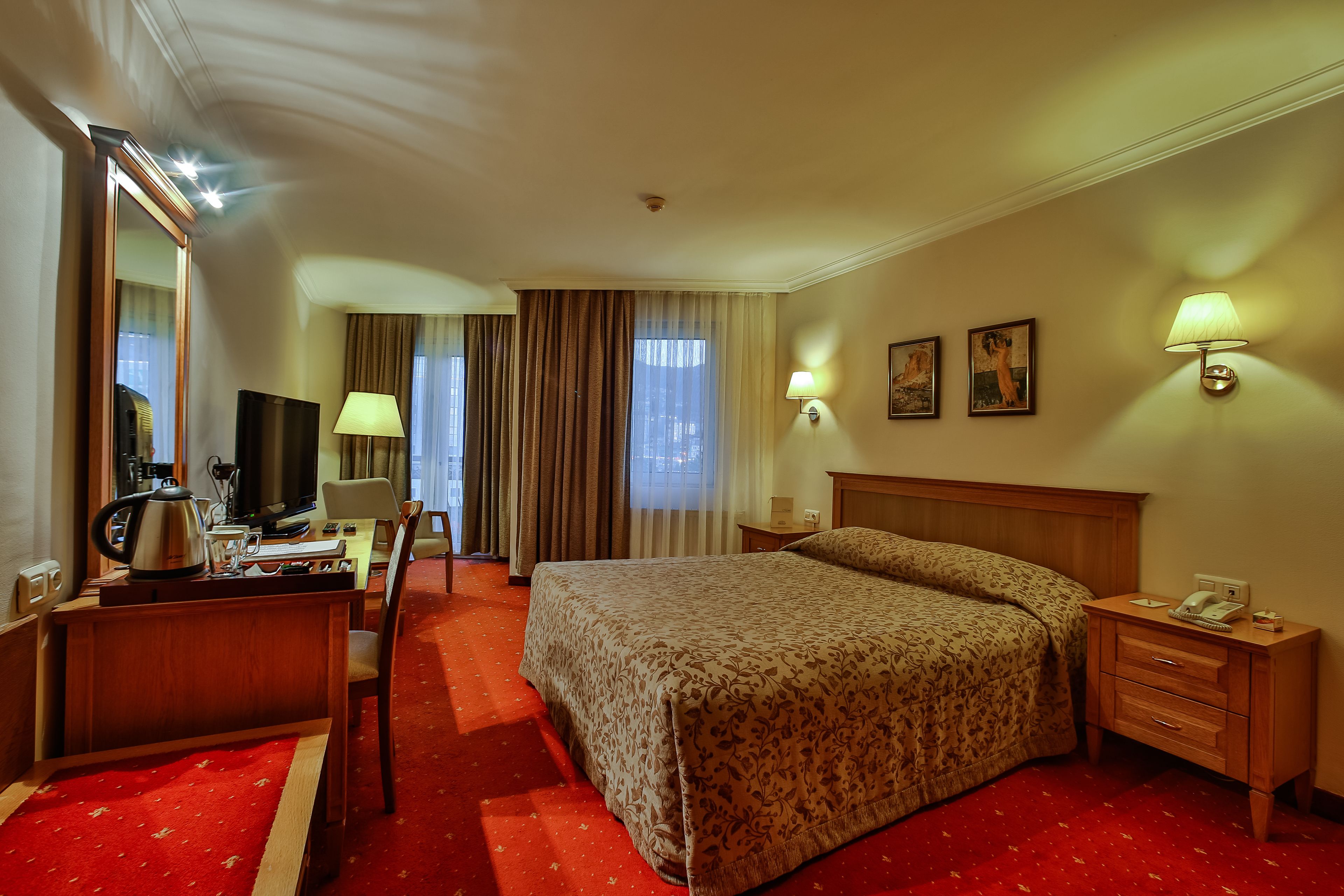 standard double or twin room | minibar, in-room safe, blackout curtains, soundproofing