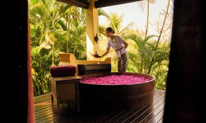 Couples treatment rooms, hot tub, steam room, body treatments - La Résidence Phou Vao (Luang Prabang)