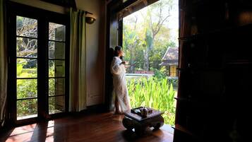 Couples treatment room(s), hot tub, steam room, body treatments