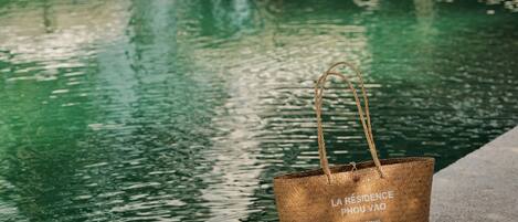 Piscina all'aperto, ombrelloni da piscina, lettini