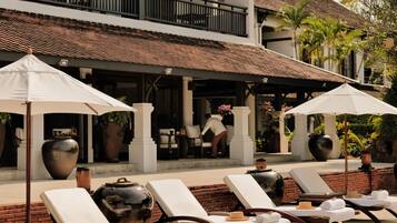 AuĂenpool, Sonnenschirme, LiegestĂŒhle