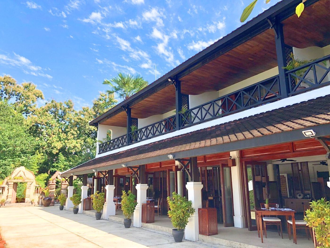 international cuisine, pool views