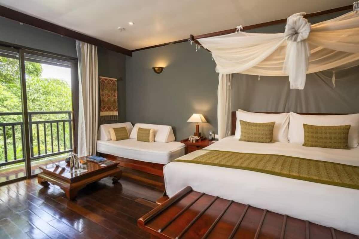1 bedroom, Egyptian cotton sheets, premium bedding, down comforters