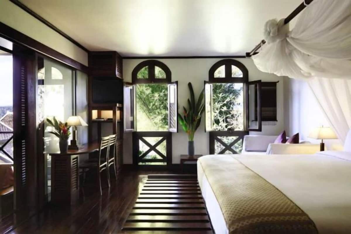 1 bedroom, Egyptian cotton sheets, premium bedding, down comforters