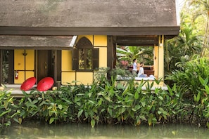 Couples treatment rooms, hot tub, steam room, body treatments