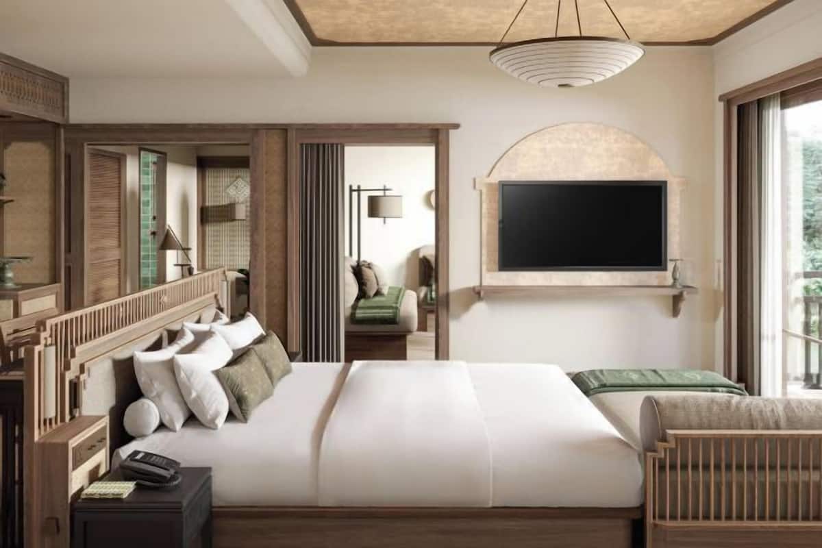 1 bedroom, Egyptian cotton sheets, premium bedding, down comforters