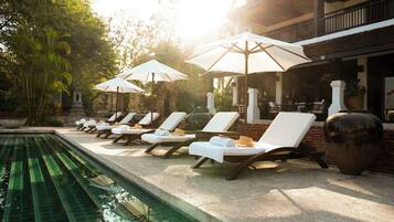 Outdoor pool, free cabanas, pool umbrellas
