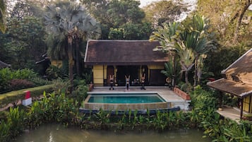 Vista frontal de la propiedad por la tarde o noche