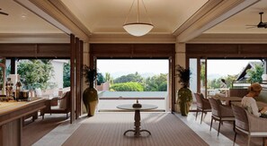 Kansainvälinen keittiö, näkymät uima-altaalle 