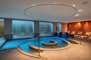 Indoor spa tub