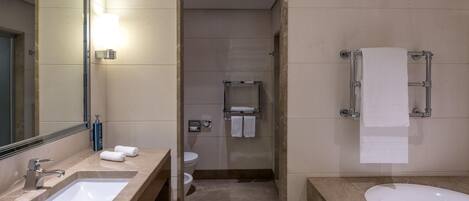 Un baño moderno con lavabo, espejo y bañera.