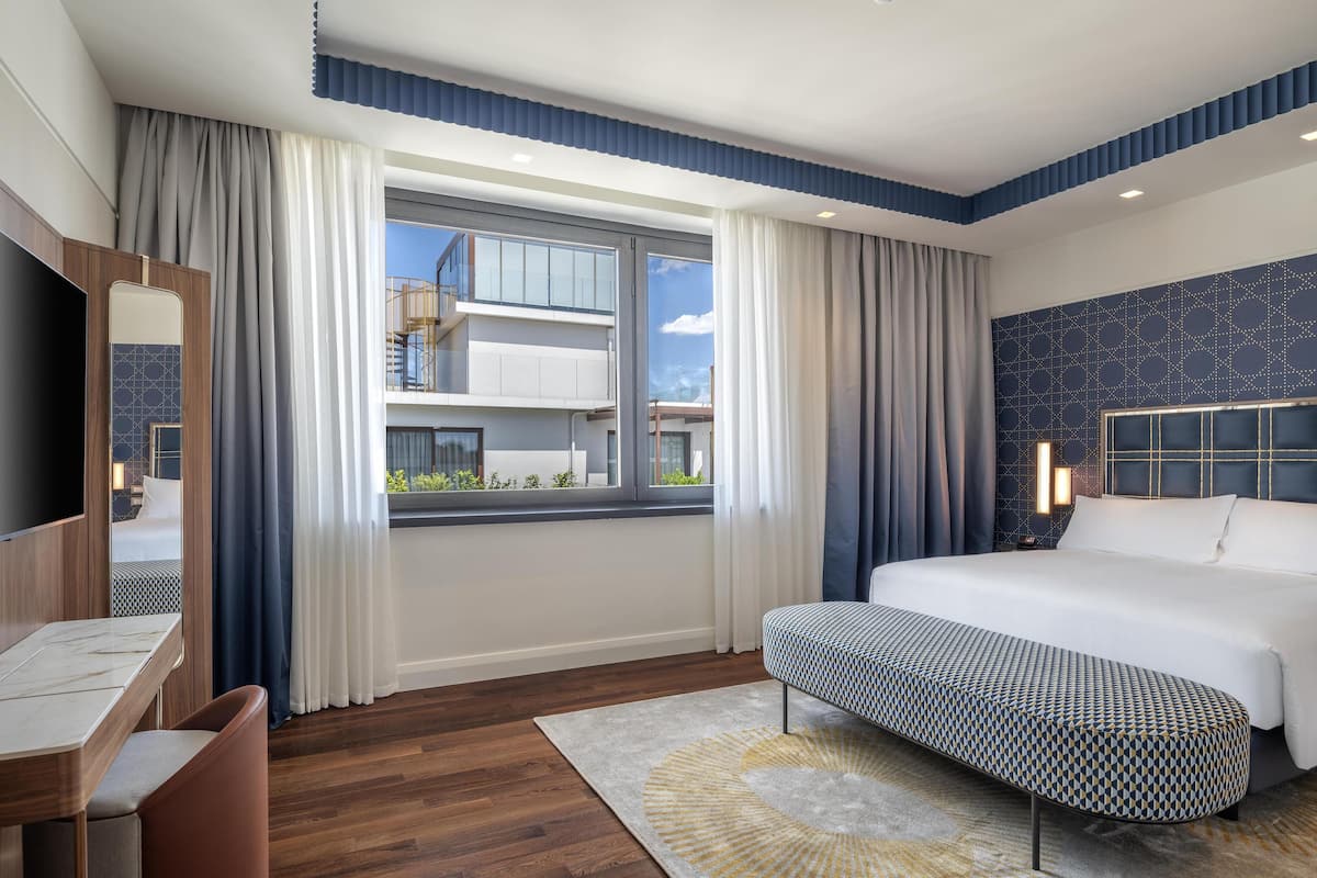 Premium bedding, down comforters, minibar, in-room safe