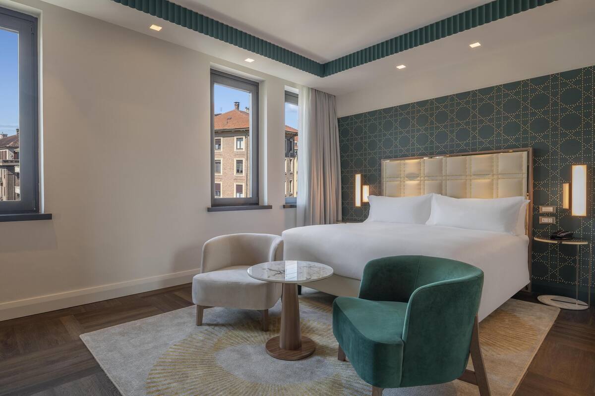 Premium bedding, down comforters, minibar, in-room safe
