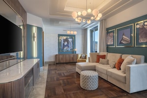 Ropa de cama de alta calidad, cubrecamas y minibar 