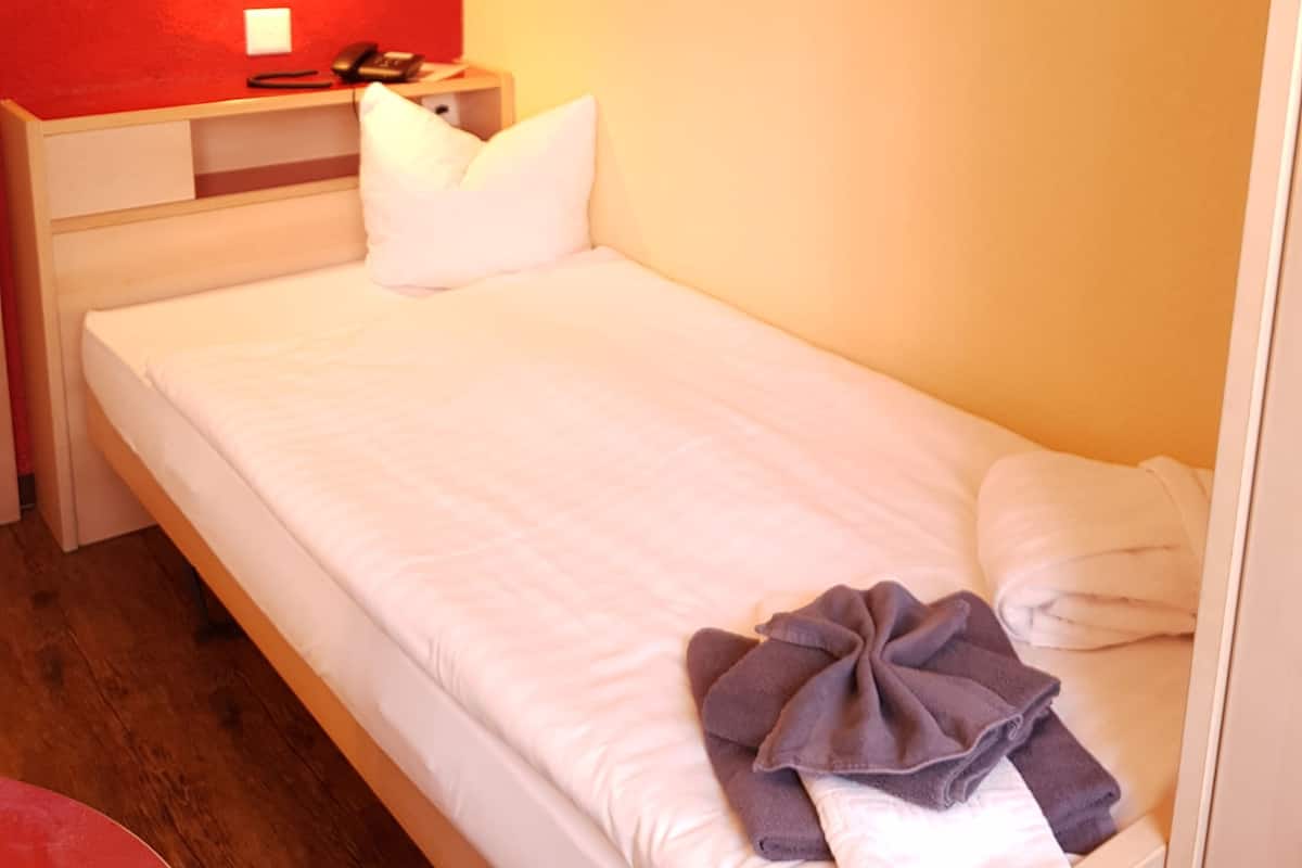 Habitación individual básica | Caja de seguridad en la habitación, wifi gratis y ropa de cama