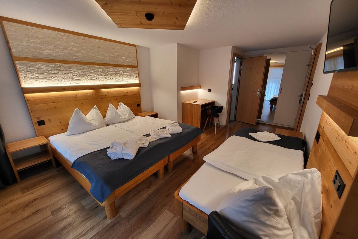 basic triple room, balcony | 1 bedroom, in-room safe, cots/infant beds, free wifi