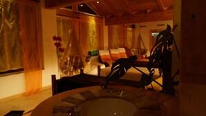 Una sala acogedora con chimenea, una mesa de comedor y un sofá.