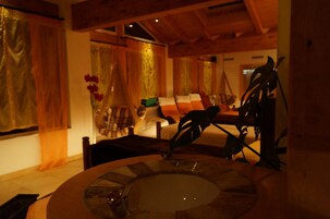 Un sauna, una bañera de hidromasaje, baño turco