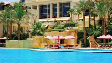 3 piscinas al aire libre, camas de piscina gratis, sombrillas