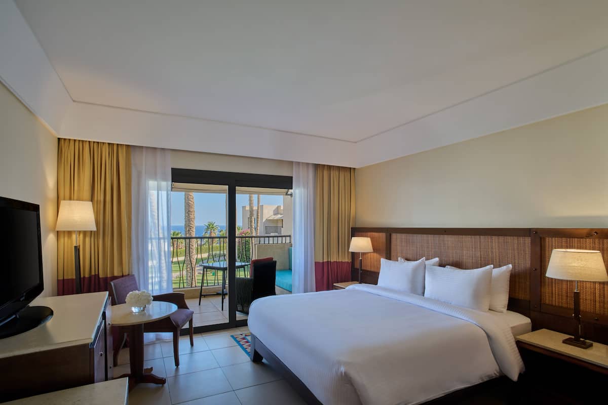Room, 1 King Bed, Sea View | Spa | Couples treatment rooms, sauna, steam room, body treatments