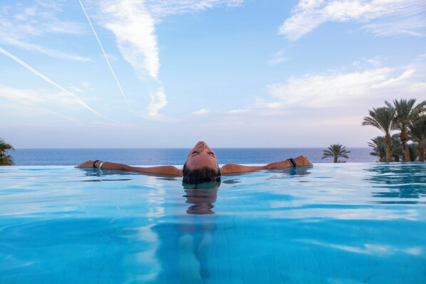 3 piscines a l'aire lliure (horari: 08:00-17:00) i cabanes gratuïtes 
