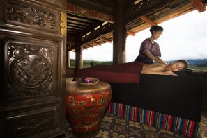Soins du corps, massage aux pierres chaudes, massage en profondeur