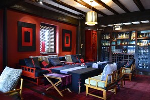 2 restaurantes, se sirve desayuno 