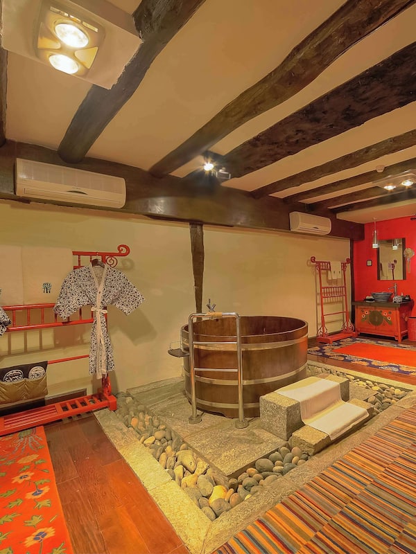 Tibet SPA Sanctuary | Bathroom | Separate bathtub and shower, deep-soaking bathtub, free toiletries