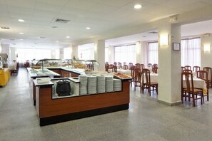 Déjeuner, dîner, souper et brunch servis sur place