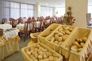 Breakfast, lunch and dinner served