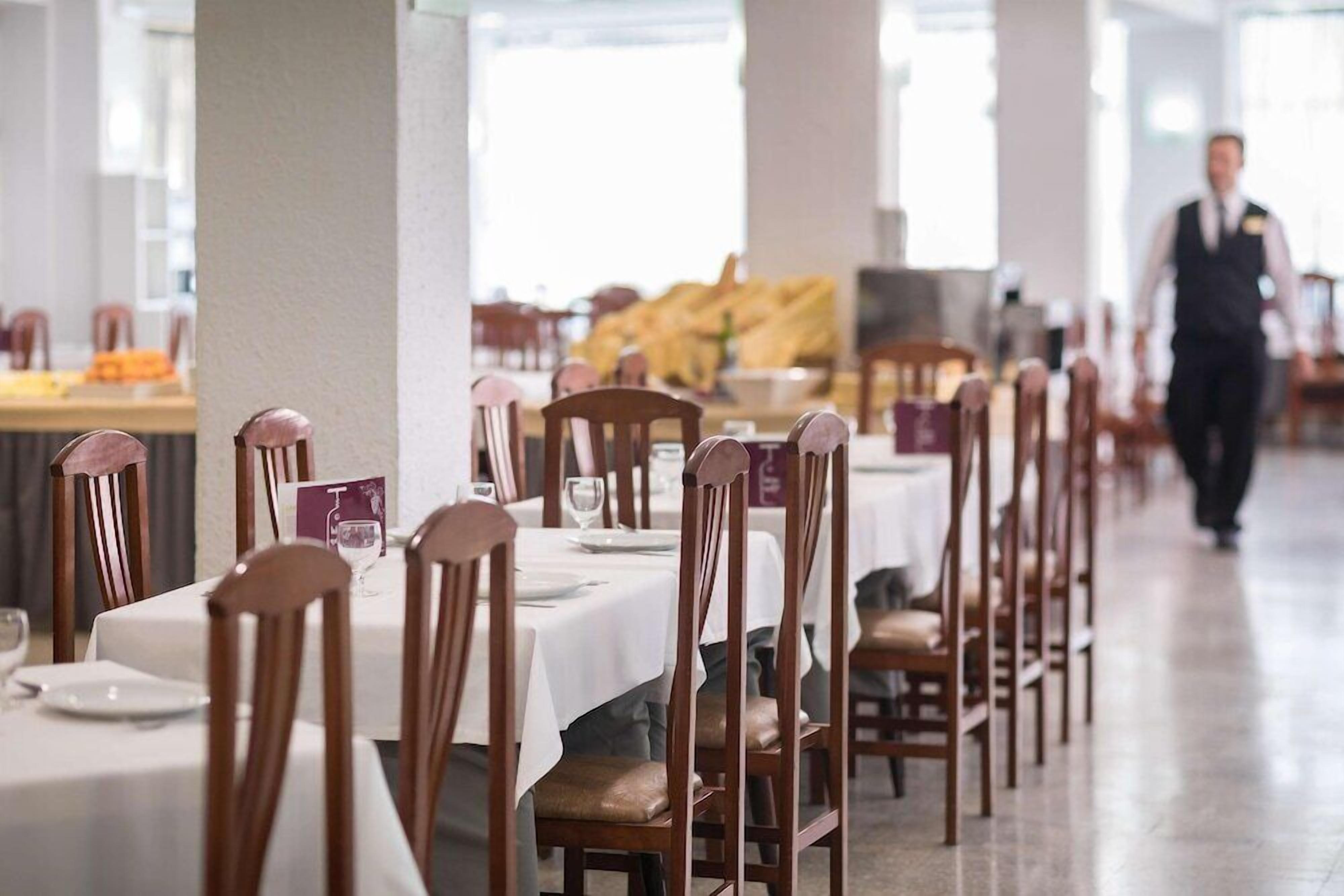 Serveert ontbijt, lunch en diner