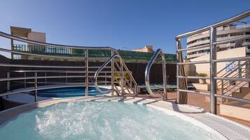 2 outdoor pools, a rooftop pool
