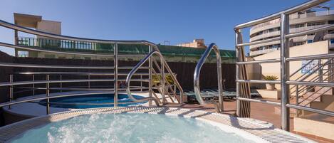 2 piscinas al aire libre, una piscina en la azotea
