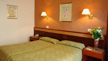 Een kluis op de kamer, een bureau, gratis babybedden, gratis wifi