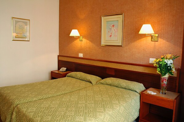 Coffres-forts dans les chambres, bureau, lits bébé (gratuits)