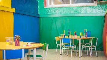 Serveert ontbijt, lunch en diner