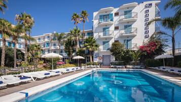 Piscina a l'aire lliure i gandules