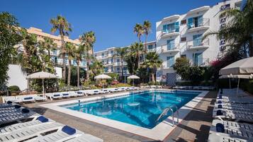 Piscina a l'aire lliure i gandules