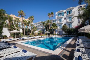 Outdoor pool, sun loungers