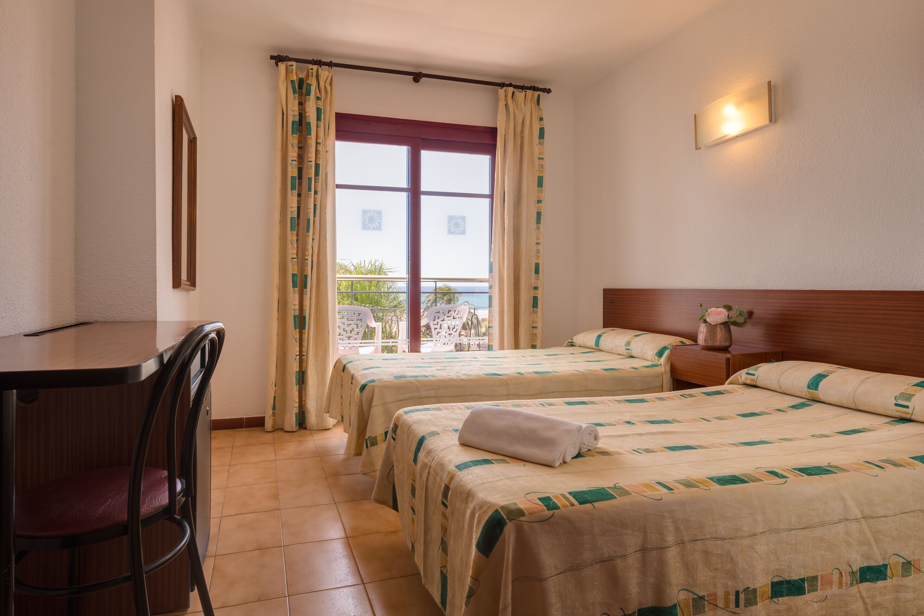 Coffres-forts dans les chambres, bureau, Wi-Fi gratuit, draps fournis