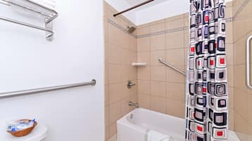 Combined shower/tub, free toiletries, hair dryer, towels
