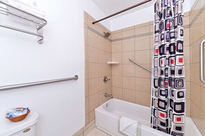 Kombinert dusj/badekar, toalettartikler (inkludert) og hårføner