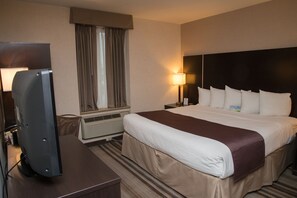 In-room safe, desk, soundproofing, iron/ironing board - Days Inn by Wyndham Jamaica / JFK Airport (Jamaica)