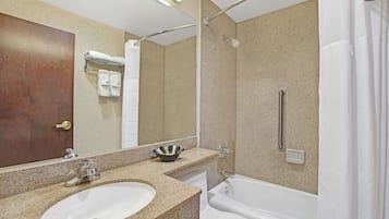 Combined shower/tub, free toiletries, hair dryer, towels