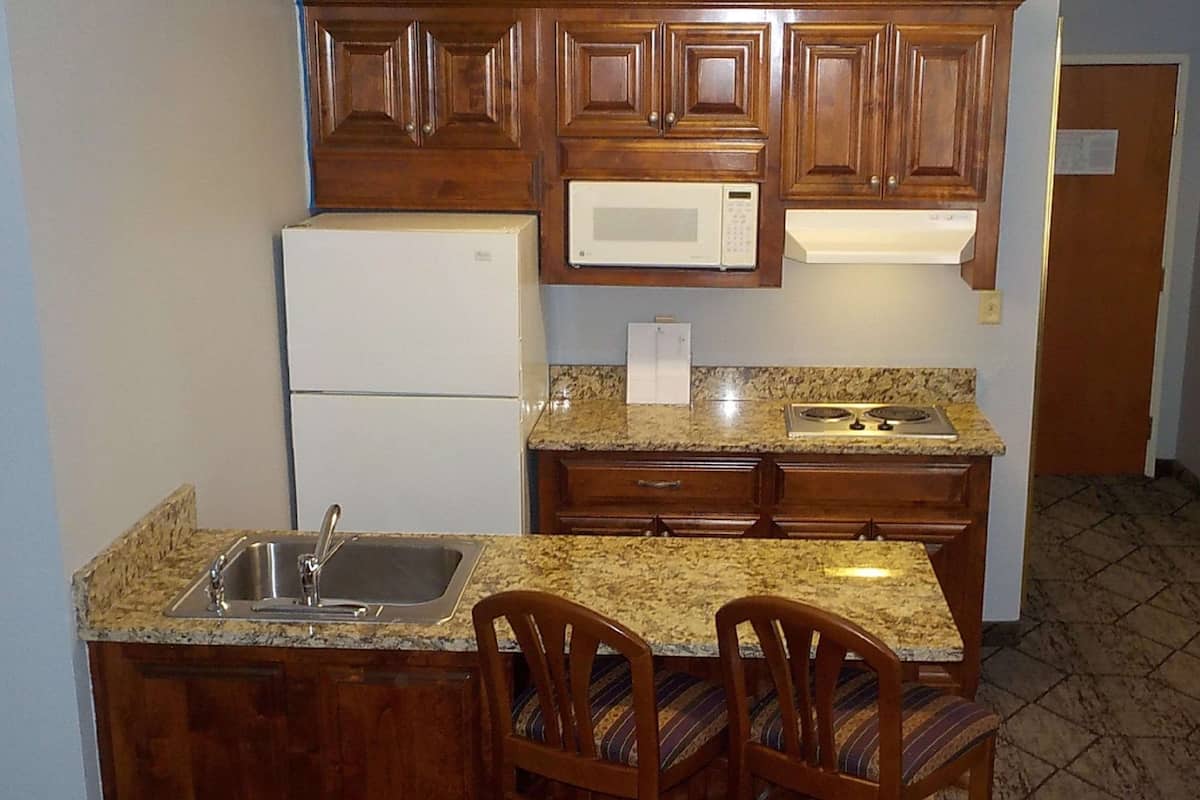 Suite, 1 King Bed, Non Smoking, Kitchenette | Private kitchen | Fridge, microwave, coffee/tea maker