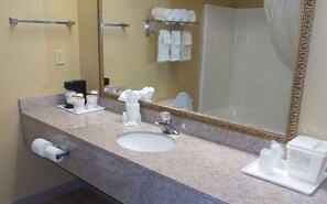 Duschwanne, Hydromassagedusche, kostenlose Toilettenartikel