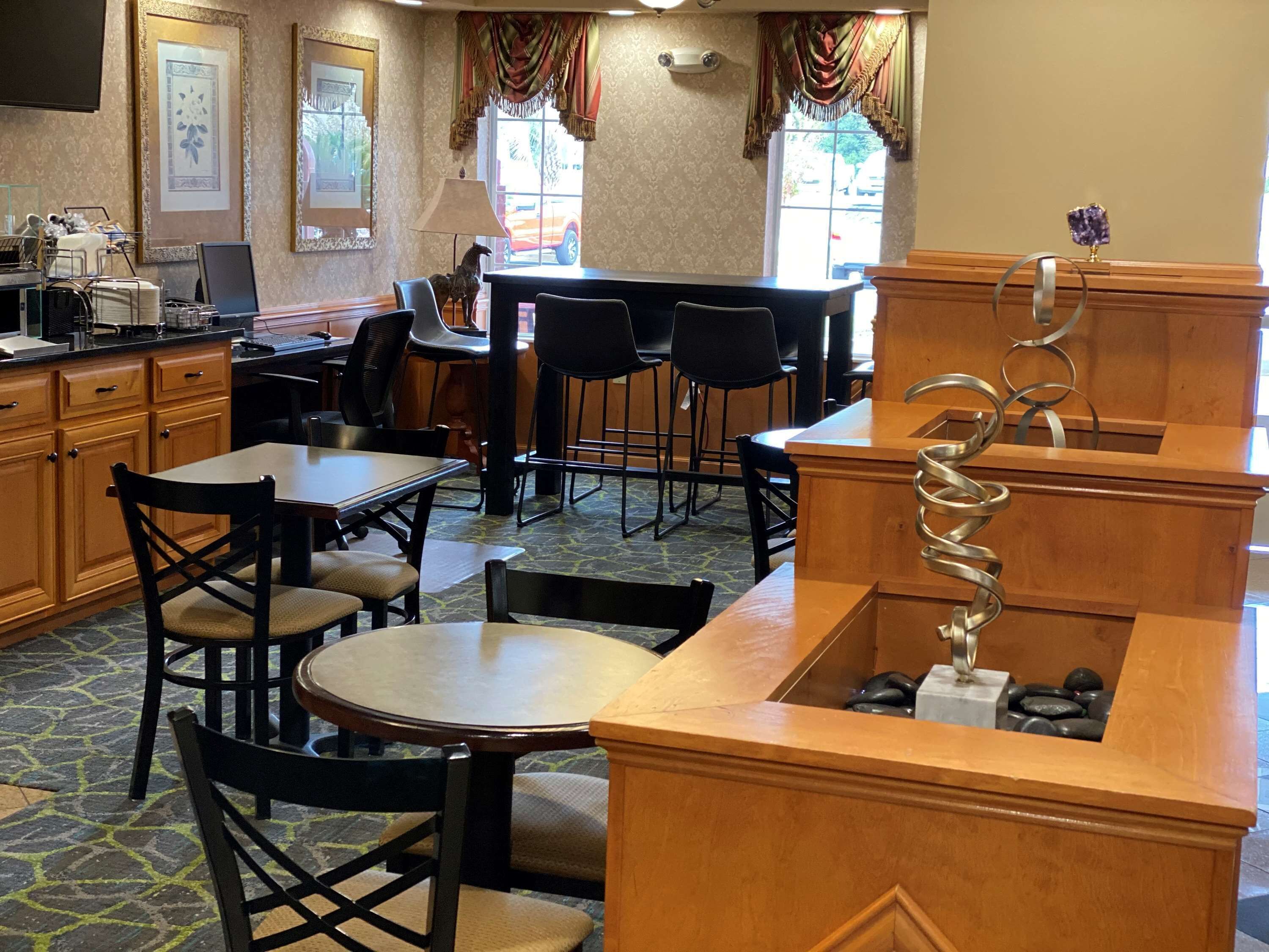 بوفيه فطور مجانًا يوميًا