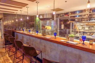 Breakfast, lunch, dinner served; Italian cuisine 