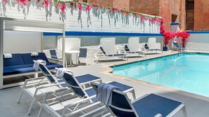 Seasonal outdoor pool, open 8:00 AM to 8:00 PM, pool umbrellas - The Royal Sonesta Washington DC Dupont Circle (Washington)